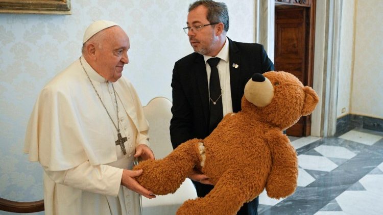 Embaixador ucraniano presenteia Papa com urso de pelúcia, símbolo das crianças mortas na guerra