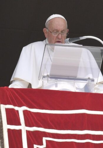 O Papa: ao ajudar os pobres, estamos com o Senhor, que está presente neles