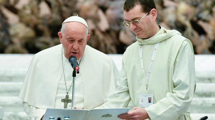 O Papa: com que paciência o povo de Deus suporta os maus-tratos do clericalismo
