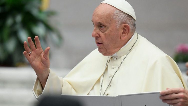 Papa Francisco: Santos, não mundanos. A graça de Deus nos salva da corrupção interior