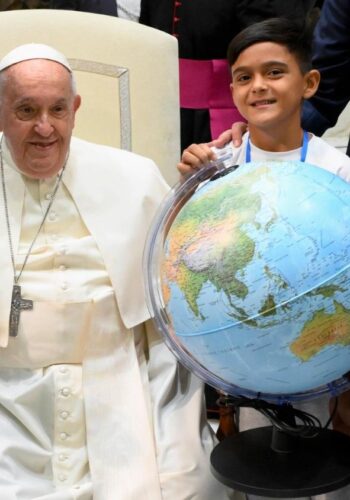 O Papa e as crianças do mundo: há pessoas más que fazem a guerra, nós trabalhamos pela paz