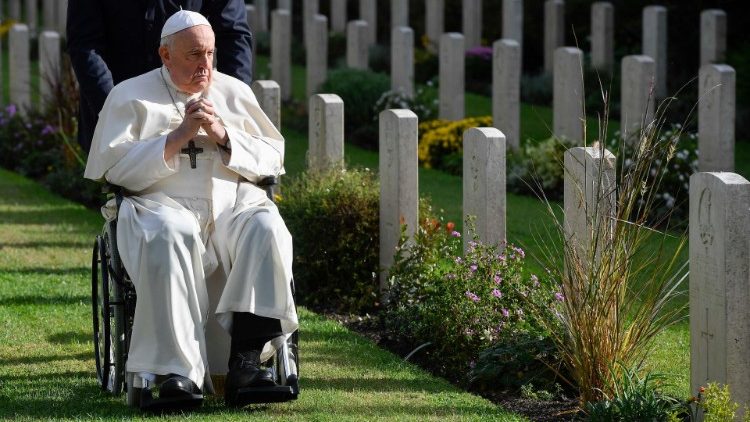 O Papa no Cemitério de Guerra de Roma: “Chega de guerras, elas destroem a vida”