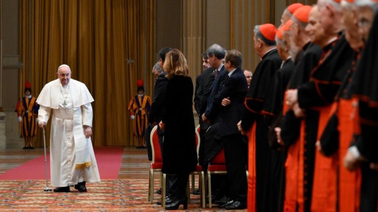 O Papa à Cúria: só quem ama caminha rumo à verdade