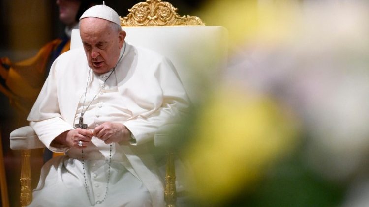 O Papa: guerras e crises geram um clima pesado, rezemos com insistência