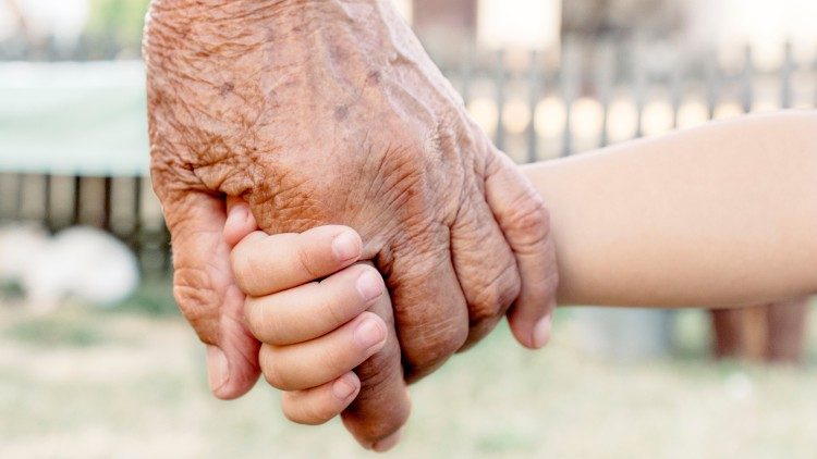 “Na velhice não me abandones” é o tema do IV Dia Mundial dos Avós e dos Idosos