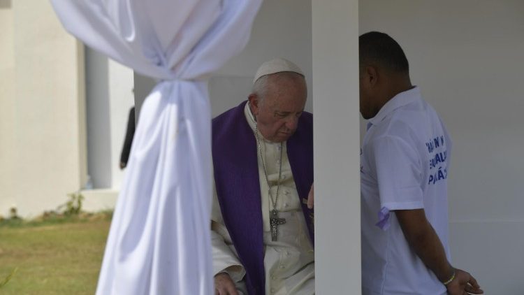 Papa aos confessores: em todo ato de misericórdia transparece o rosto de Deus