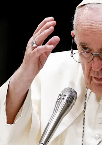 O Papa no Angelus: não devemos julgar os outros, mas ajudá-los