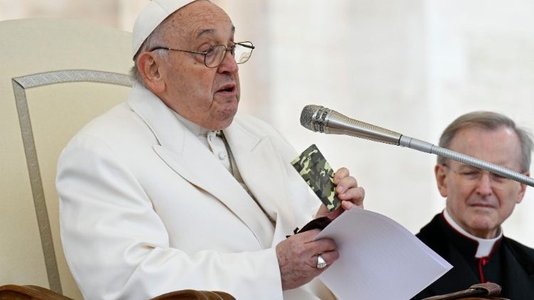 Tristeza do Papa pelos jovens que perdem suas vidas na loucura da guerra